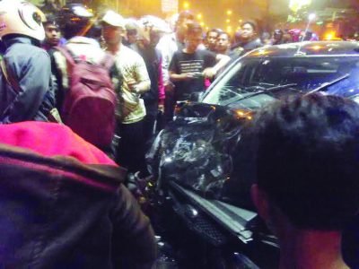 Tabrakan adu banteng
