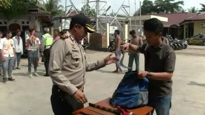 mahasiswa membawa senjata tajam