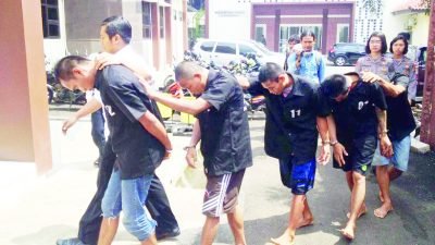 pelaku pemerkosaan disertai tindak pencurian dengan kekerasan digiring polisi menuju ruang tahanan Polres Karawang