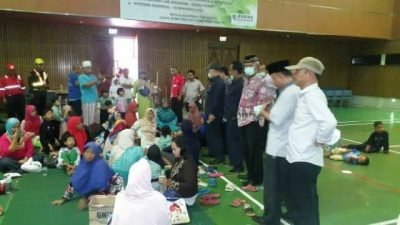 Para anggota DPRD Purwakarta dari Komisi III saat melihat para siswa paud yang mengalami keracunan di pabrik PT. SPV 