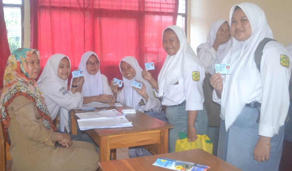 Hore, Ratusan Siswa SMAN 2 Karawang Miliki e-KTP - Spirit Jawa Barat