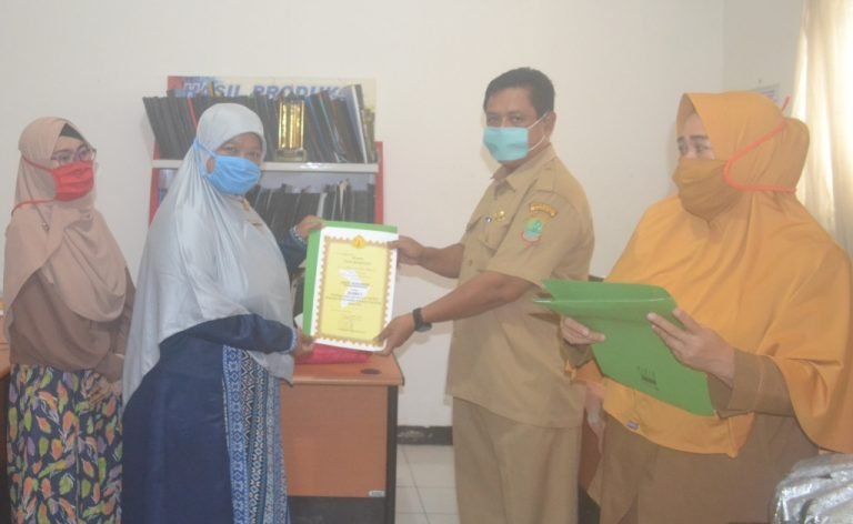 Disdikpora Berikan Hadiah Kepada Para Juara Apresiasi GTK PAUD dan